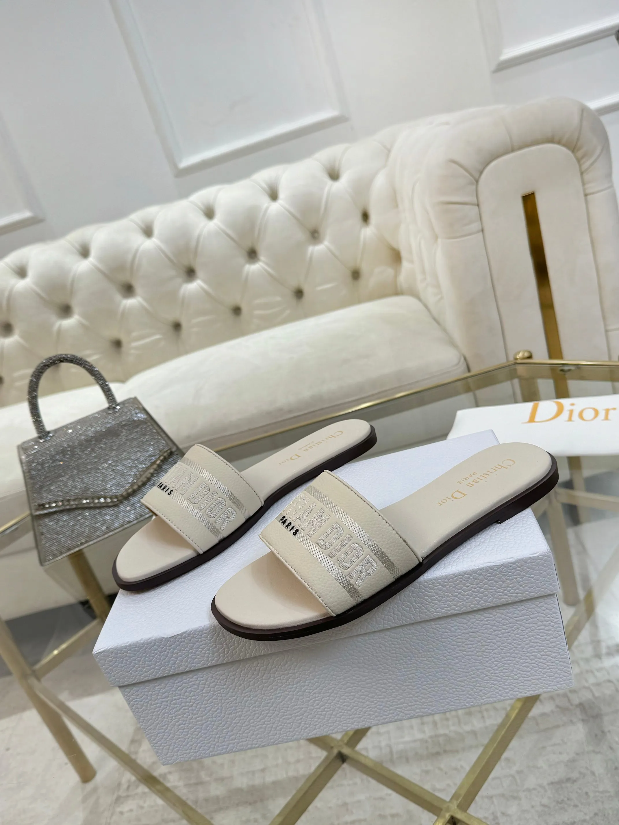 👟👟Ex-factory price 340👟👟 Genuine leather sole +40 Dior new style cowhide surface, sheepskin lining + embroidery process, 5 colors optional, code size 35-42, rubber sole, genuine leather sole +40